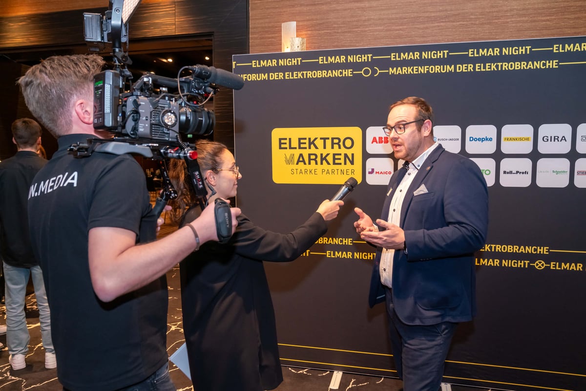 Interview bei der ELMAR Night 2023 mit einem Vertreter der Elektrobranche.