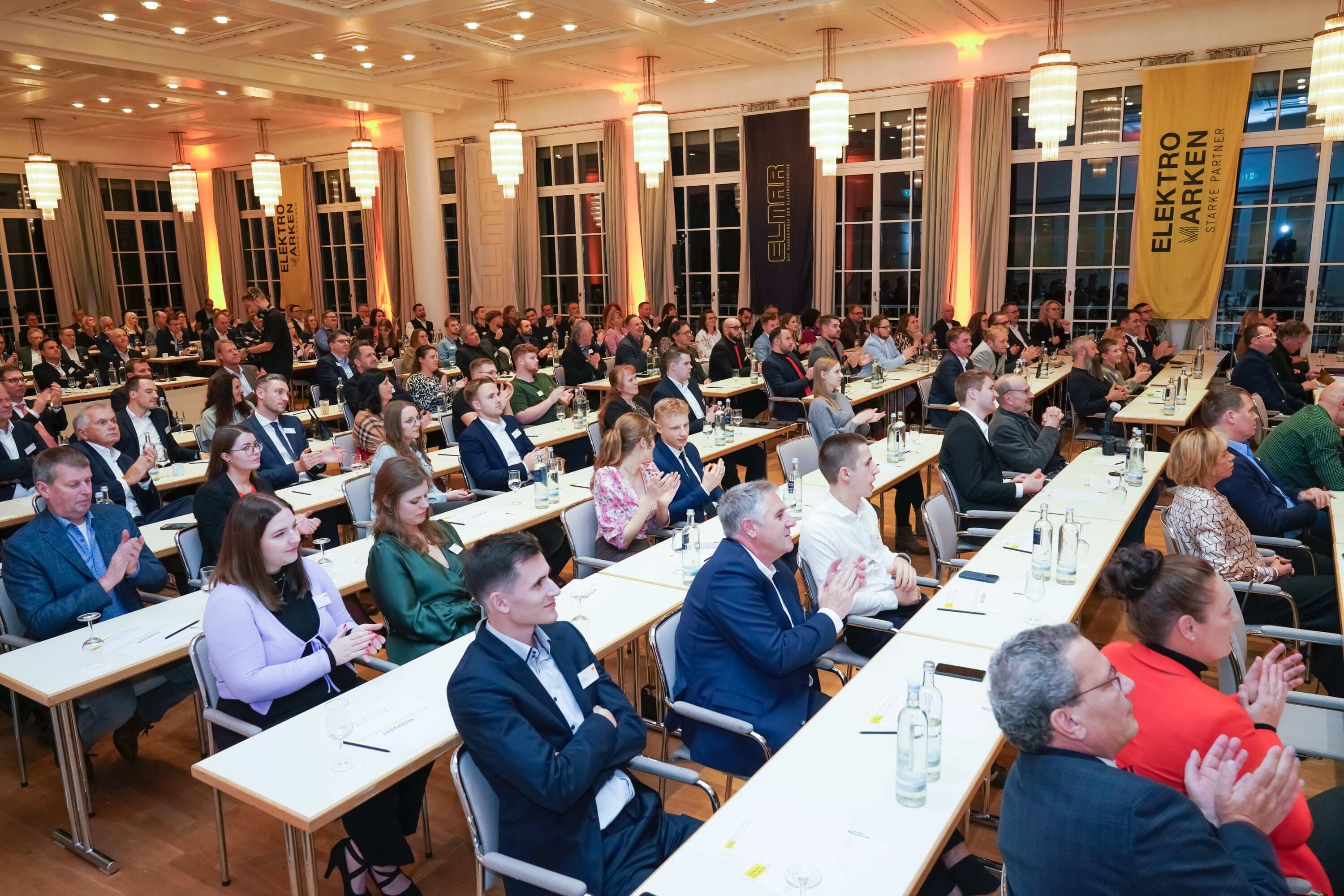 Volles Haus auf dem Petersberg in Bonn: das Publikum verfolgt gespannt das Markenforum 2024.