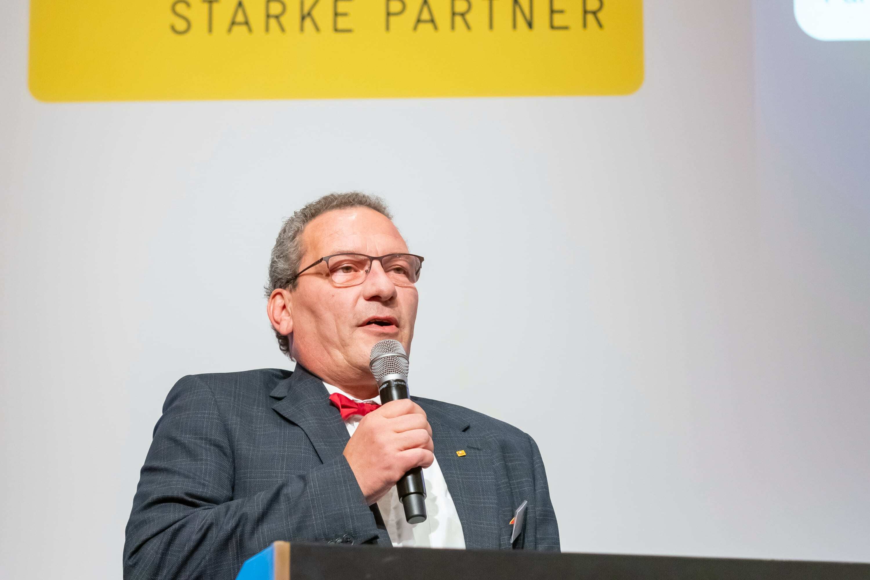 Ergreifende Laudatio auf der Bühne bei der Verleihung der Elektromeister-Stipendien 2024.