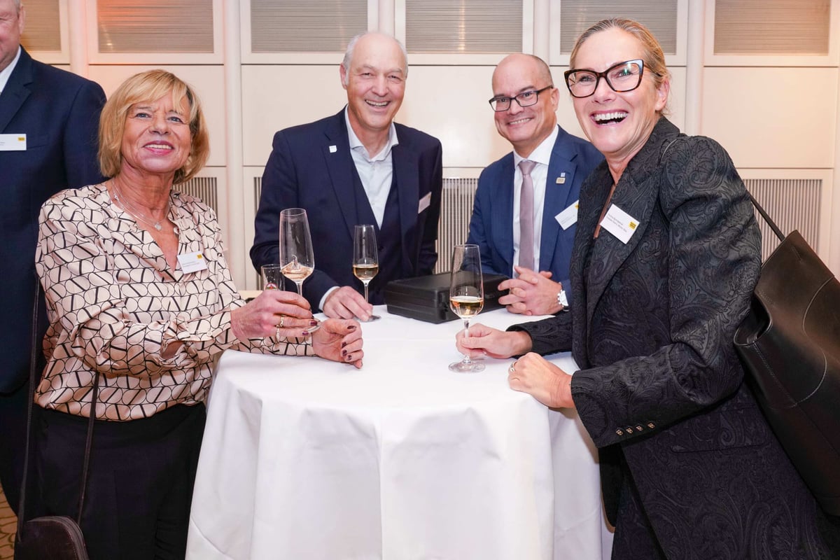 Bestehende Kontakte pflegen und neue knüpfen - während der ELMAR Night 2024.